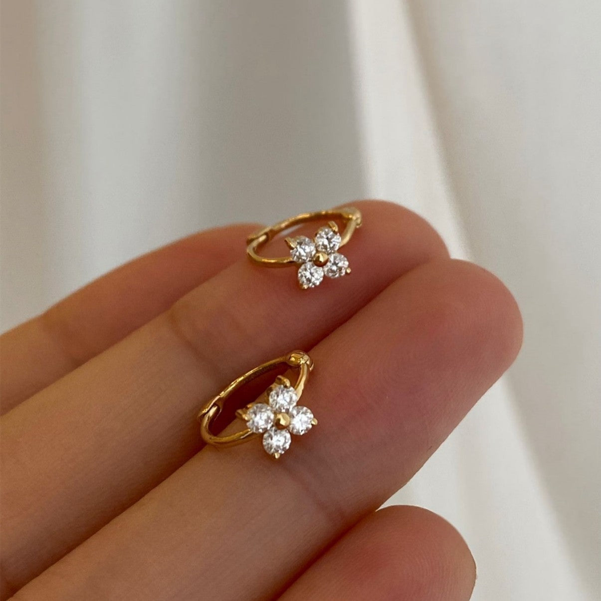 Small And Exquisite Temperament Entry Lux Four-leaf Clover Zircon Buckle Earrings